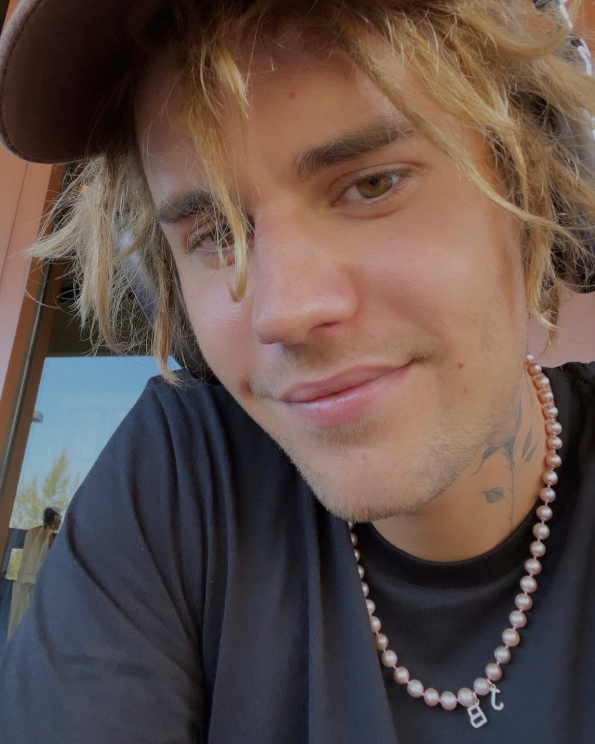 Justin Bieber wearing Pink Pearls Necklace Silver Polite Worldwide